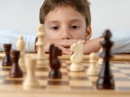 boy_playing_chess5 256